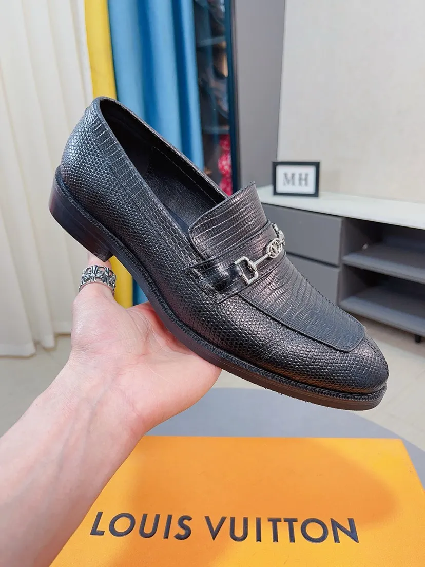 Ex-factory price 458🌹🌹【Louis Vuitton] LV official website synchronizes casual formal leather shoes, imported Italian first-layer calfskin, the leather feels natural and comfortable, and the flowing shoe body design embodies an extraordinary superior wearing experience. Smooth and tight hand-stitched seams achieve extraordinary noble taste. The lining is made of cowhide, which is high-end, comfortable and breathable, telling the man's high-spirited heart. Number of items in stock: 38-44 45 can be customized.